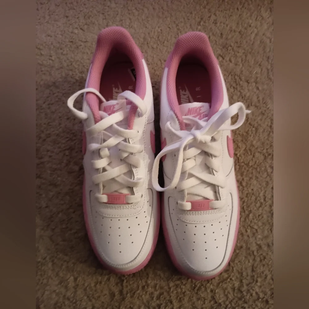 Nike Air Force 1 Low White Pink Sneakers BRAND NEW WITH BOX NO LID - Picture 2 of 7